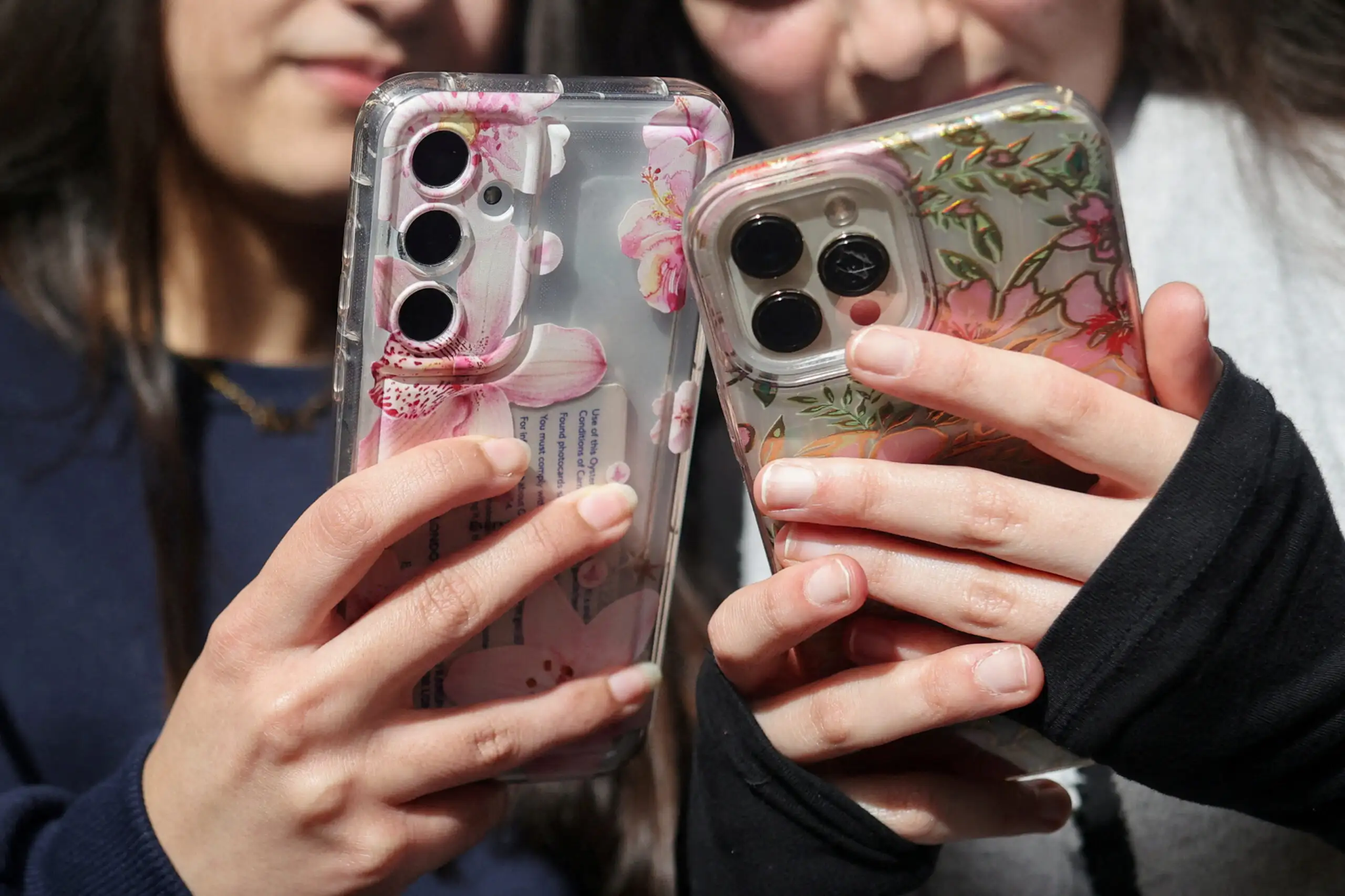Η Τσεχία βάζει «φρένο» στη χρήση smartphones στα σχολεία: Τα απαγορεύει από τον Σεπτέμβριο του 2027