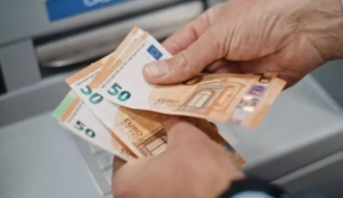 Στο «μικροσκόπιο» της ΑΑΔΕ οι μεταφορές χρημάτων μεταξύ συγγενών: Πότε θεωρούνται δωρεά