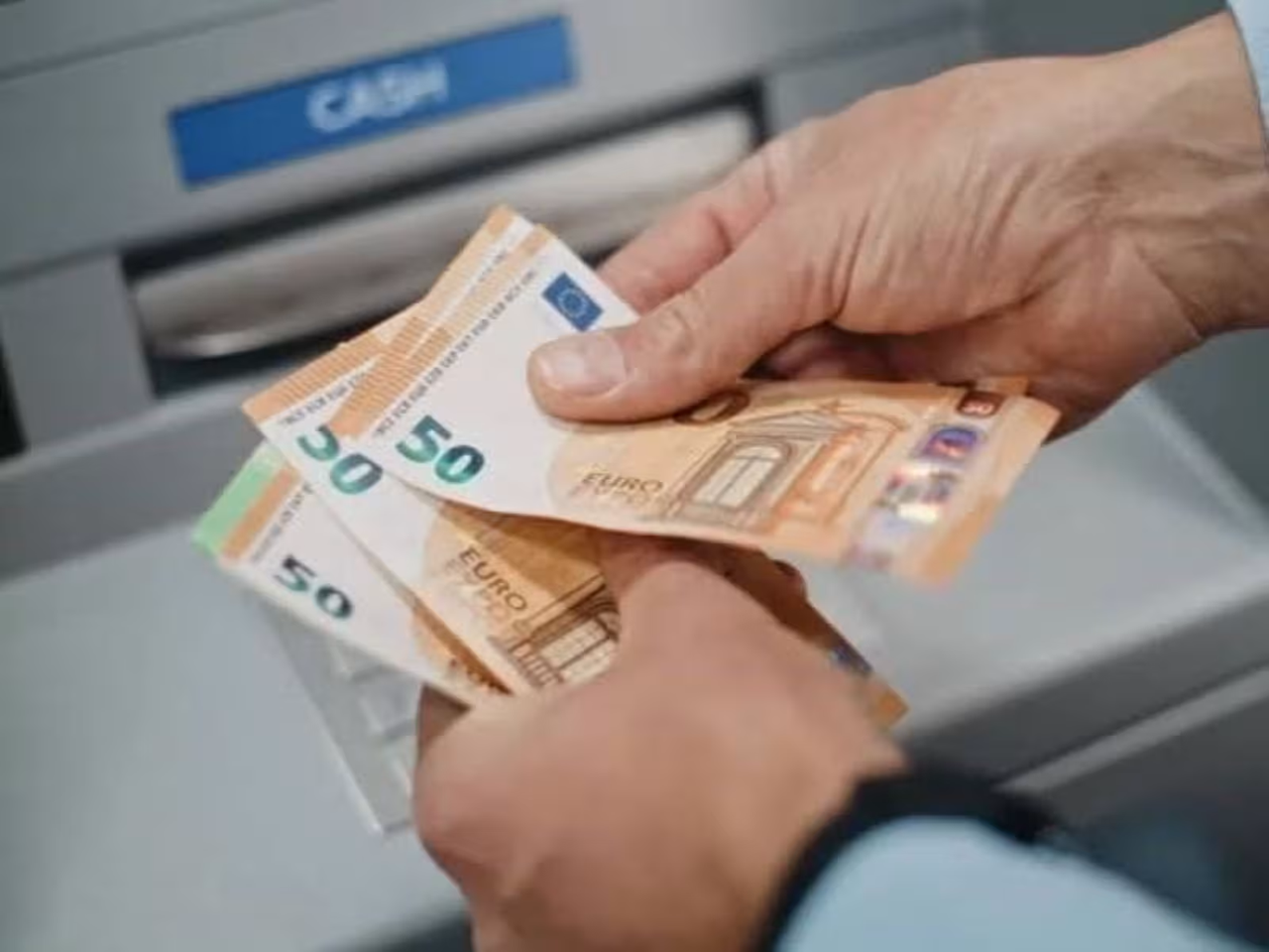 Στο «μικροσκόπιο» της ΑΑΔΕ οι μεταφορές χρημάτων μεταξύ συγγενών: Πότε θεωρούνται δωρεά
