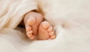 Χειροπέδες στην μητέρα του επτάμηνου βρέφους που βρέθηκε σοβαρά τραυματισμένο – Νοσηλεύεται σε κρίσιμη κατάσταση