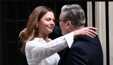 O Στάρμερ προσπάθησε να προκαλέσει «δάκρυα» με την αποχώρησή του: «Ήρθε η ώρα να αφιερωθώ στην οικογένειά μου»