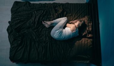 Η Gen Z λέει «όχι» στα ξενύχτια & τις σχέσεις: Προτιμά ύπνο, Netflix και αυτοφροντίδα αντί για ερωτικές περιπέτειες