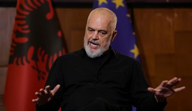 Έντι Ράμα: Τα έβαλε με το… Ιράν – «Αυτοί  βρίσκονται πίσω από τις διαδηλώσεις για το τουριστικό θέρετρο»!