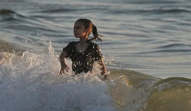 «Aποπνικτική» η ατμόσφαιρα στη Γάζα λόγω υψηλών θερμοκρασιών & έλλειψης νερού: Στη θάλασσα καταφεύγουν εκτοπισμένοι