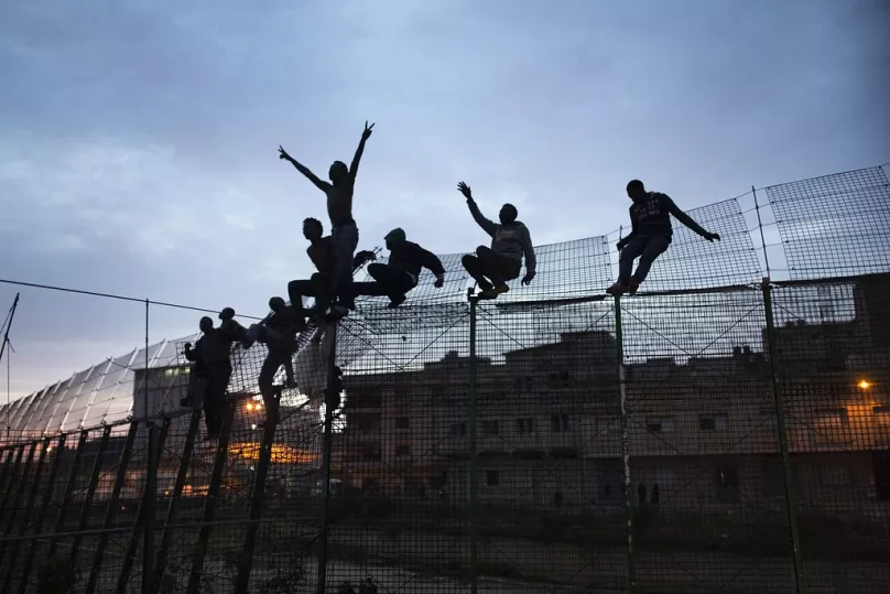 Παράνομος μετανάστης στην Αλμερία της Ισπανίας βίασε Γερμανίδα και προσπάθησε να το σκάσει δια θαλάσσης (βίντεο)