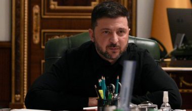 «Ρήγμα» στις σχέσεις Ουάσιγκτον – Κιέβου: Ποιος αποκάλεσε τον Ζελένσκι «κοντό αλήτη εθισμένο στο κρακ»