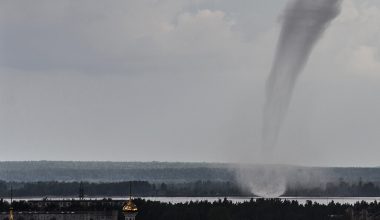 Βίντεο: Τεράστιος ανεμοστρόβιλος «σαρώνει» το Σβερντλόφσκ στην Ρωσία