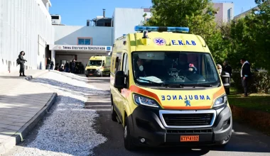 Γυναίκα στην Πάτρα κατέρρευσε ξαφνικά σε πολυσύχναστο δρόμο της περιοχής και διακομίστηκε για νοσηλεία