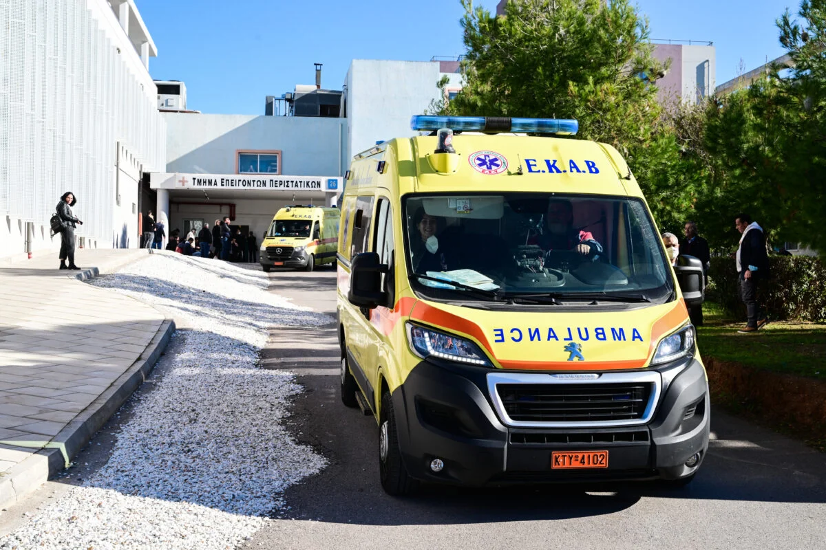 Γυναίκα στην Πάτρα κατέρρευσε ξαφνικά σε πολυσύχναστο δρόμο της περιοχής και διακομίστηκε για νοσηλεία