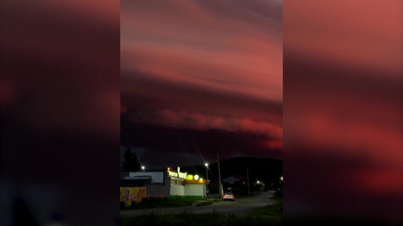 Θύμισε σκηνικό από τη σειρά «Stranger Things»: Τα σπάνια χρώματα που καταγράφηκαν στον ουρανό του Τσελιάμπινσκ