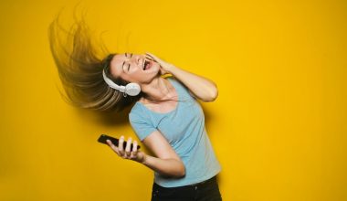 Γιατί ένα τραγούδι μπορεί να μας κάνει να χαμογελάμε και να δακρύζουμε ταυτόχρονα;