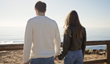 «Low vibrational» σχέσεις: Τι περιγράφει ο νέος όρος της Gen Z