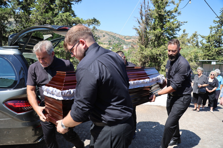 Κρήτη: Σε κλίμα οδύνης το τελευταίο «αντίο» στην 45χρονη Σταυρούλα που δολοφονήθηκε από τον 43χρονο Σκοπιανό
