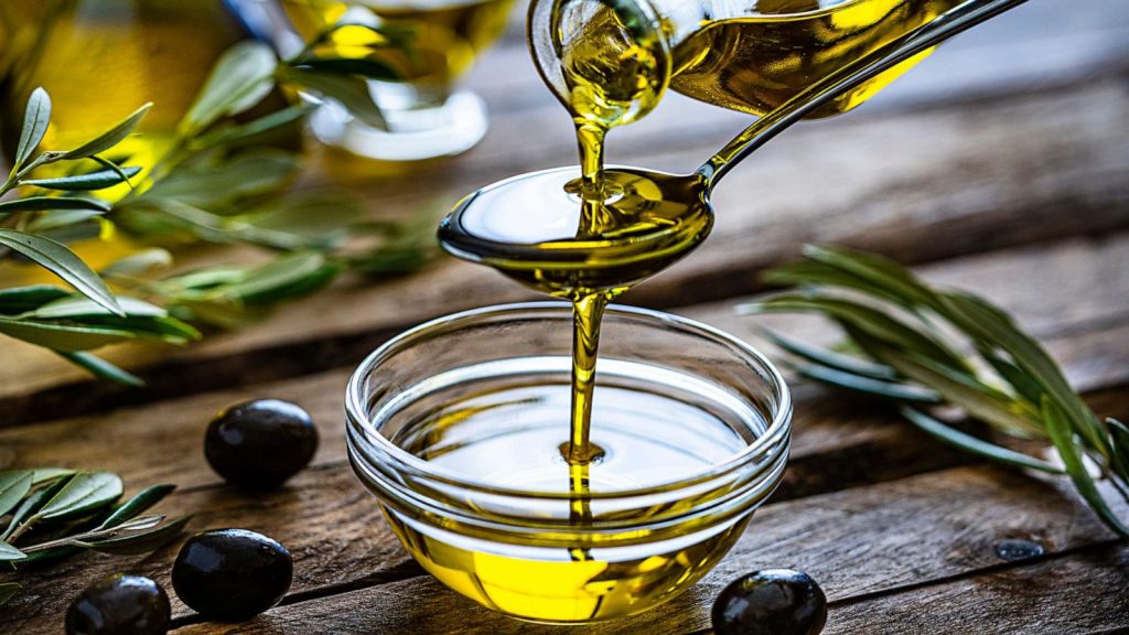 Πώς η πτώση στις τιμές του ελαιολάδου πιέζει βιομηχανία και σούπερ μάρκετ να ακολουθήσουν (αλλά δεν θέλουν)