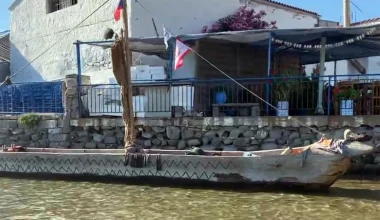 Προϊστορικό μονόξυλο σκάφος εντυπωσίασε στη Λήμνο – Ταξιδεύει στο Αιγαίο όπως πριν από 9.000 χρόνια (βίντεο)