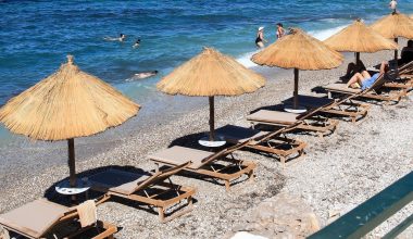 «Χρυσή» η βουτιά στην Αττική: Έως και 80 ευρώ η είσοδος στις οργανωμένες παραλίες