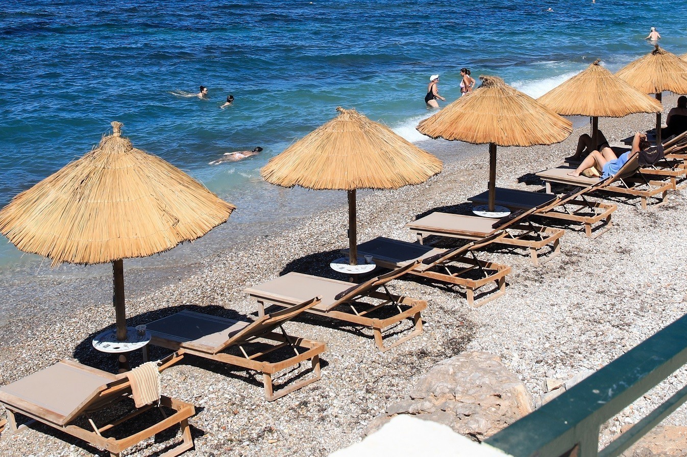«Χρυσή» η βουτιά στην Αττική: Έως και 80 ευρώ η είσοδος στις οργανωμένες παραλίες