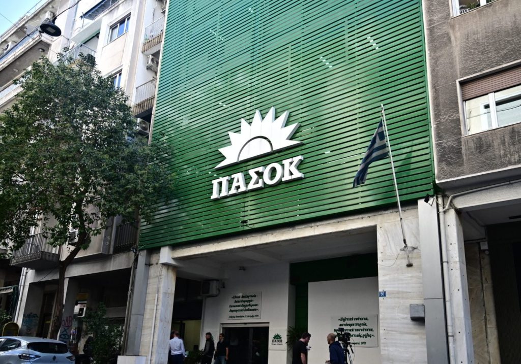 Μεταξύ Μητσοτάκη και Τσίπρα «συμπιέζεται» το ΠΑΣΟΚ: Χάνει στελέχη και ψηφοφόρους