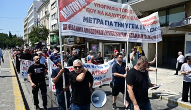 Συγκέντρωση διαμαρτυρίας εργαζομένων του επισιτισμού και του τουρισμού έξω από το υπουργείο Εργασίας (φωτο)