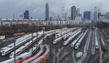«Χάος» στους γερμανικούς σιδηροδρόμους: Τεχνική βλάβη ακινητοποίησε όλα τα τρένα της Deutsche Bahn