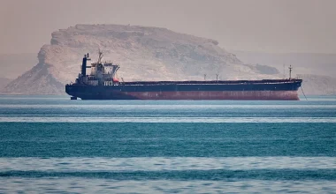 Ο ΟΗΕ «παγώνει» την επιχείρηση απομάκρυνσης πλοίων από τα Στενά του Ορμούζ μετά το χτύπημα σε εμπορικό πλοίο