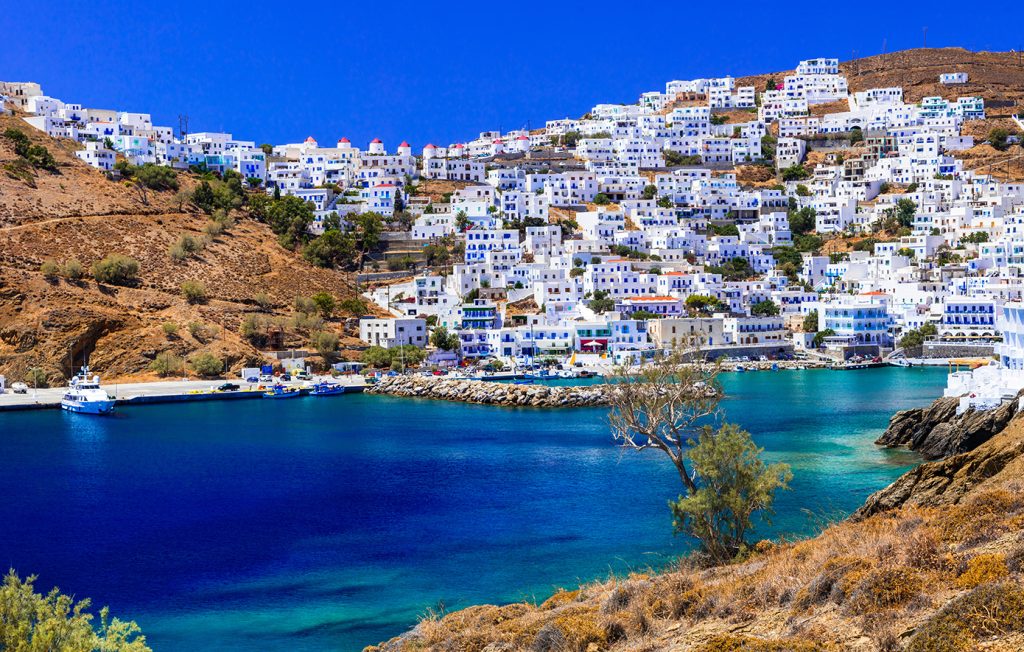 Οι 7 ελληνικοί προορισμοί που αξίζει να επισκεφθείτε πριν γεμίσουν από τουρίστες
