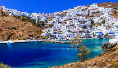Οι 7 ελληνικοί προορισμοί που αξίζει να επισκεφθείτε πριν γεμίσουν από τουρίστες