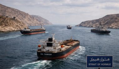 Φρουροί της Επανάστασης: «Μόνο με άδεια η διέλευση πλοίων στα Στενά του Ορμούζ»