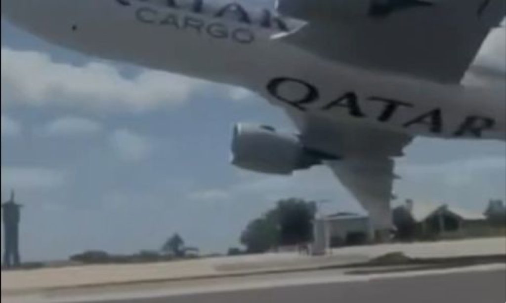 Τρόμος στο Τέξας: Έρευνα για Boeing 777 που πέταξε επικίνδυνα χαμηλά πάνω από αεροδρόμιο (βίντεο)