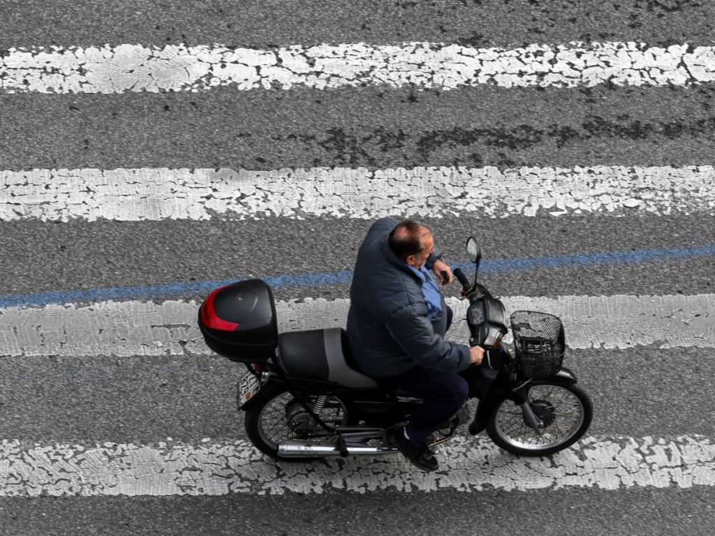 Αστυνομικός χωρίς κράνος πάνω σε «παπί»: Δάσκαλε που δίδασκες…