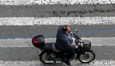 Αστυνομικός χωρίς κράνος πάνω σε «παπί»: Δάσκαλε που δίδασκες…