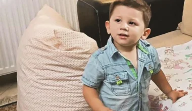 Δίκη για τον θάνατο του 3χρονου Άγγελου: «Ο βιολογικός του πατέρας τον κτυπούσε» κατέθεσε η 27χρονη μητέρα του