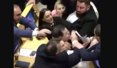Σκηνές «ροντέο» στο κοινοβούλιο της Γεωργίας: Απίστευτο ξύλο μεταξύ βουλευτών – Ενεπλάκησαν και γυναίκες (βίντεο)