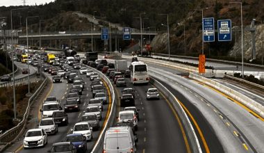 «Ζούγκλα» οι δρόμοι στη Θεσσαλονίκη: «Δίπλωμα» νταλίκας στην Εγνατία και καραμπόλα 4 αμαξιών στη Σίνδο