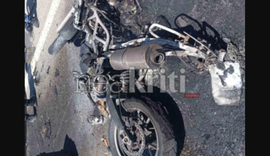 Σφοδρή σύγκρουση μηχανής με αυτοκίνητο στην Κρήτη: O μοτοσικλετιστής υπέστη εγκαύματα από τις φλόγες