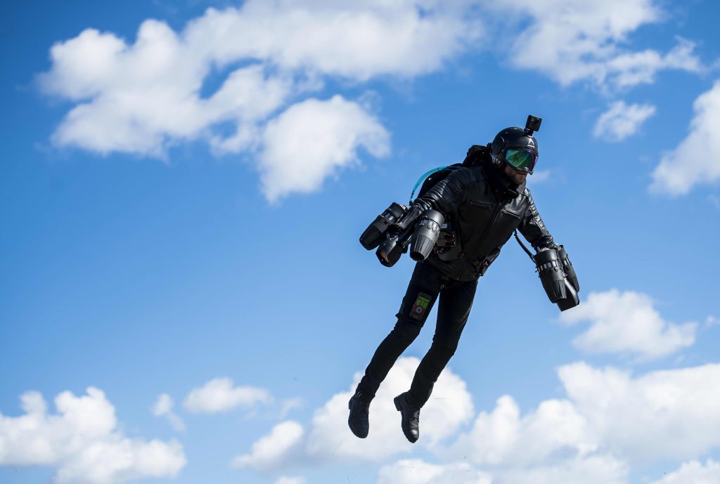 Βίντεο: Πετάει με Gravity Jet Suit πάνω απο το Μαϊάμι και τον ωκεανό!