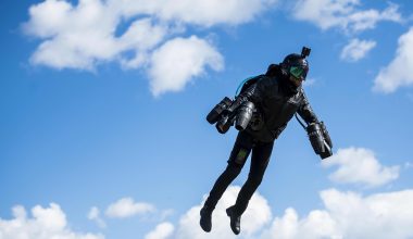 Βίντεο: Πετάει με Gravity Jet Suit πάνω απο το Μαϊάμι και τον ωκεανό!