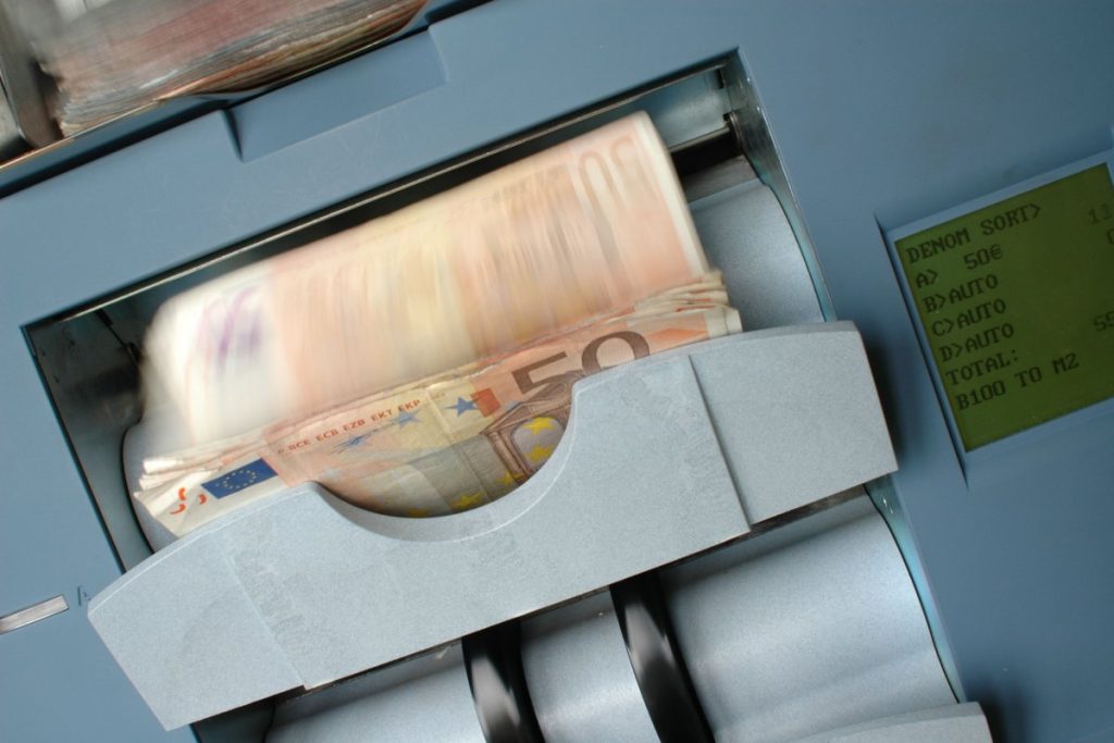 Πού καταλήγουν τα χρήματα που μένουν σε αδρανείς τραπεζικούς λογαριασμούς
