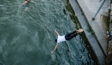 Βίντεο: Βουτάνε στον «θεοβρόμικο» ποταμό Σηκουάνα για να δροσιστούν!
