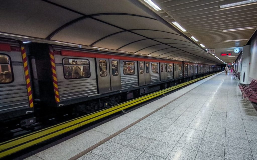 Βίντεο ντοκουμέντο: Τέσσερις νεαροί ξυλοκόπησαν δίδυμα αδέλφια μέσα στο μετρό για να τους αρπάξουν τους σταυρούς