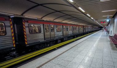 Βίντεο ντοκουμέντο: Τέσσερις νεαροί ξυλοκόπησαν δίδυμα αδέλφια μέσα στο μετρό για να τους αρπάξουν τους σταυρούς