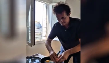 Πάνω από 35 βαθμούς Κελσίου η θερμοκρασία στο Παρίσι: Γάλλος «τηγανίζει» αυγά και κρέπες κάτω από τον ήλιο!