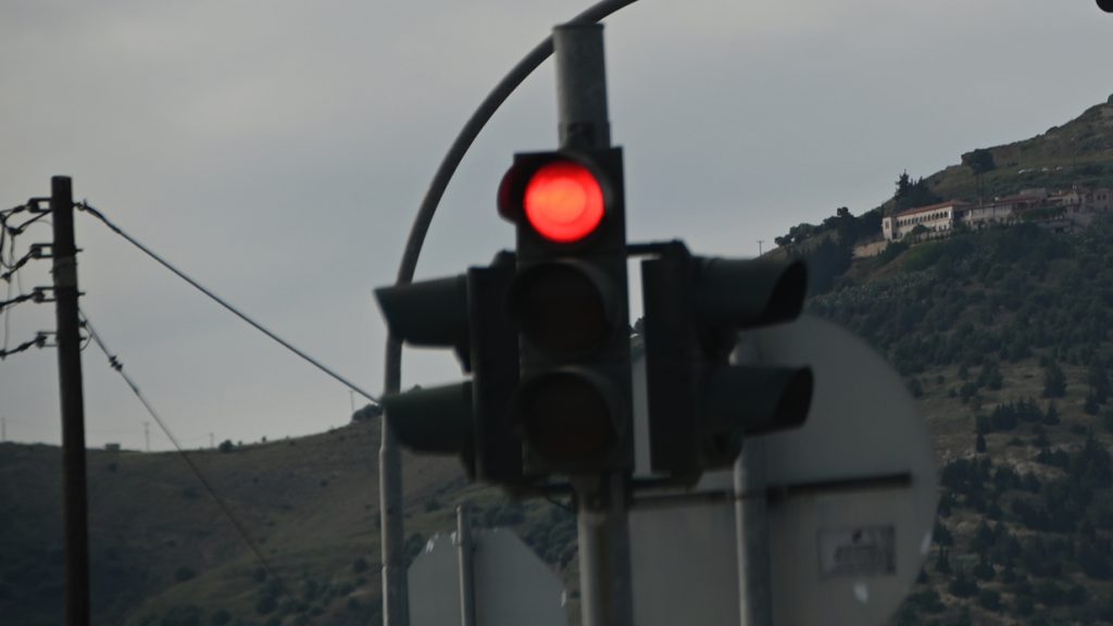 Το πιο αργό φανάρι στην Ελλάδα: Πού βρίσκεται και πόσο χρόνο χρειάζεται για να ανάψει πράσινο