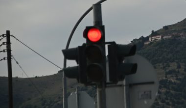 Το πιο αργό φανάρι στην Ελλάδα: Πού βρίσκεται και πόσο χρόνο χρειάζεται για να ανάψει πράσινο