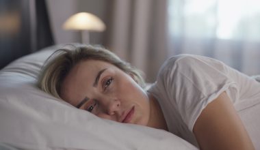 Γιατί όλο και περισσότεροι άνθρωποι ξυπνούν κουρασμένοι παρότι κοιμούνται 7-9 ώρες;