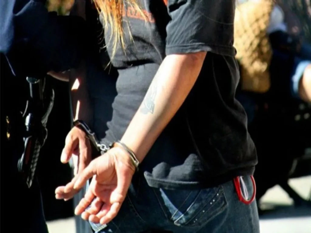 Χειροπέδες σε δύο γυναίκες στη Νέα Φιλαδέλφεια που διέπραξαν σωρεία κλοπών – Πώς δρούσαν
