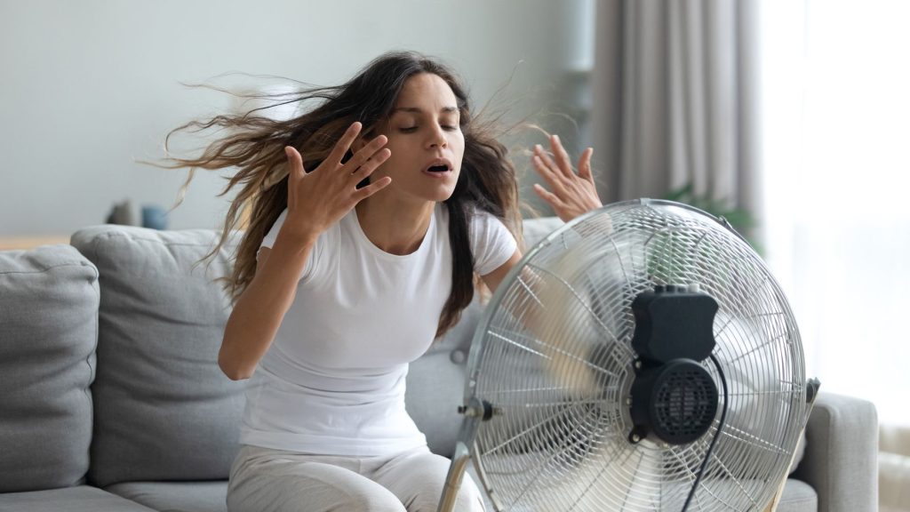 Οι 3 απλοί τρόποι για να δροσίσετε το σπίτι σας χωρίς κλιματιστικό: Οι κινήσεις που κάνουν τη διαφορά στον καύσωνα