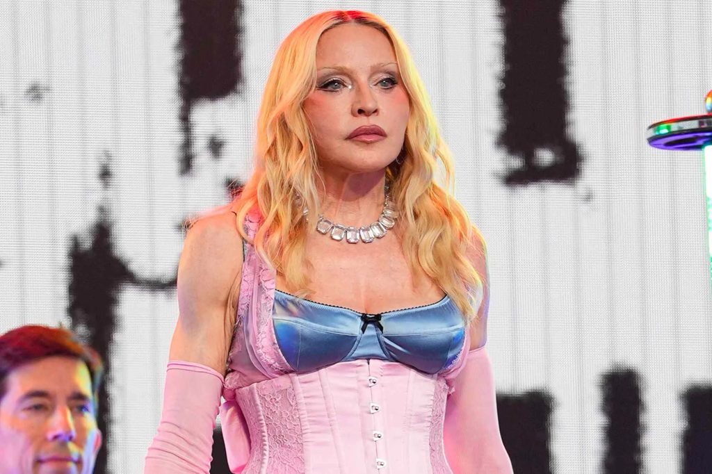 Ερωτήματα για την κατάσταση της Madonna: Δεν μπορούσε ούτε να ανέβει ένα σκαλοπάτι (Βίντεο)