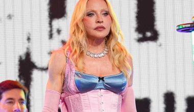 Ερωτήματα για την κατάσταση της Madonna: Δεν μπορούσε ούτε να ανέβει ένα σκαλοπάτι (Βίντεο)