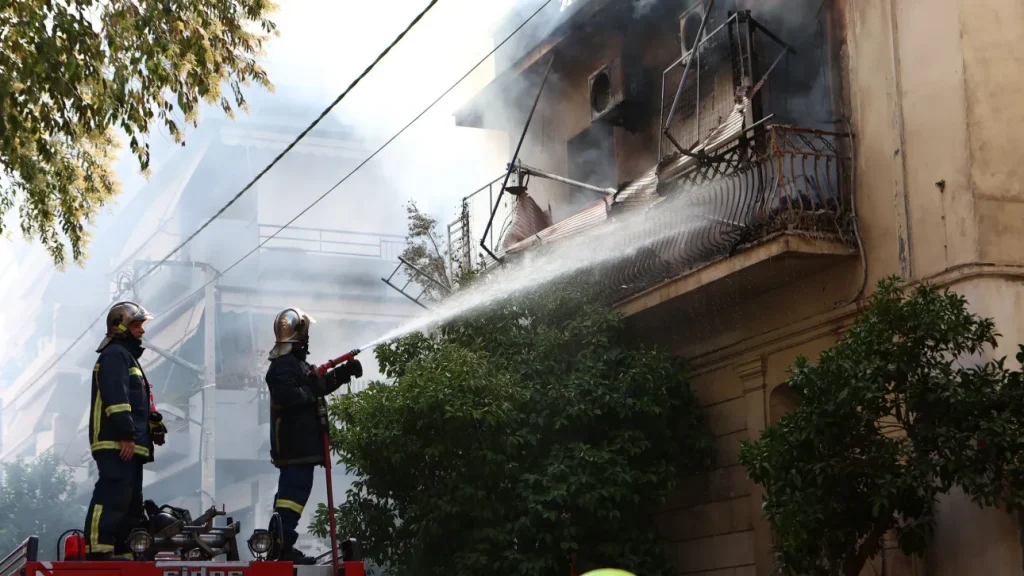Φωτιά στην Καλλιθέα: Σπαρακτικά πλάνα από τη κατάσβεση – Τραυματίες πυροσβέστες και πολίτες (βίντεο)